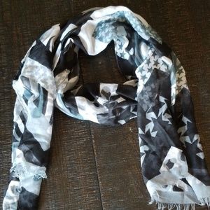 Multi pattern scarf